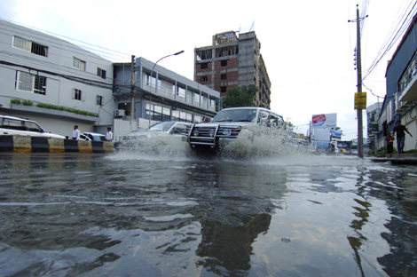 http://upload.wikimedia.org/wikipedia/commons/9/9b/Flood_Dhaka_Rezowan.jpg